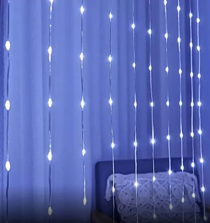 LED zavesa sa hladno belim svetlom u dnevnoj sobi