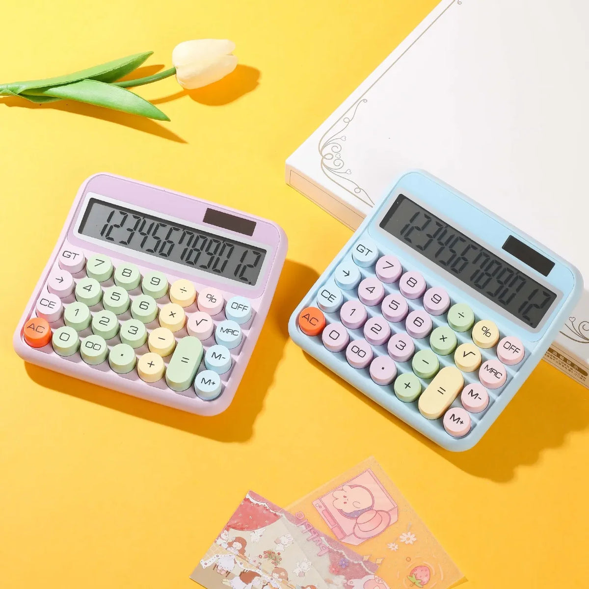 Ljubicast i plavi stoni digitron sa 12 cifara na radnom stolu