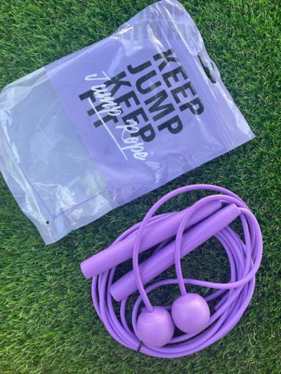  Ljubicasti konopac za preskakanje sa tegovima u vrecici. Kompaktna i prakticna sprava za vezbanje kod kuce ili u teretani.