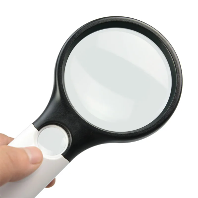 Lupa sa LED diodama rucni drzac crno bela ergonomska drska za udobno citanje i povecavanje teksta za starije osobe i hobi