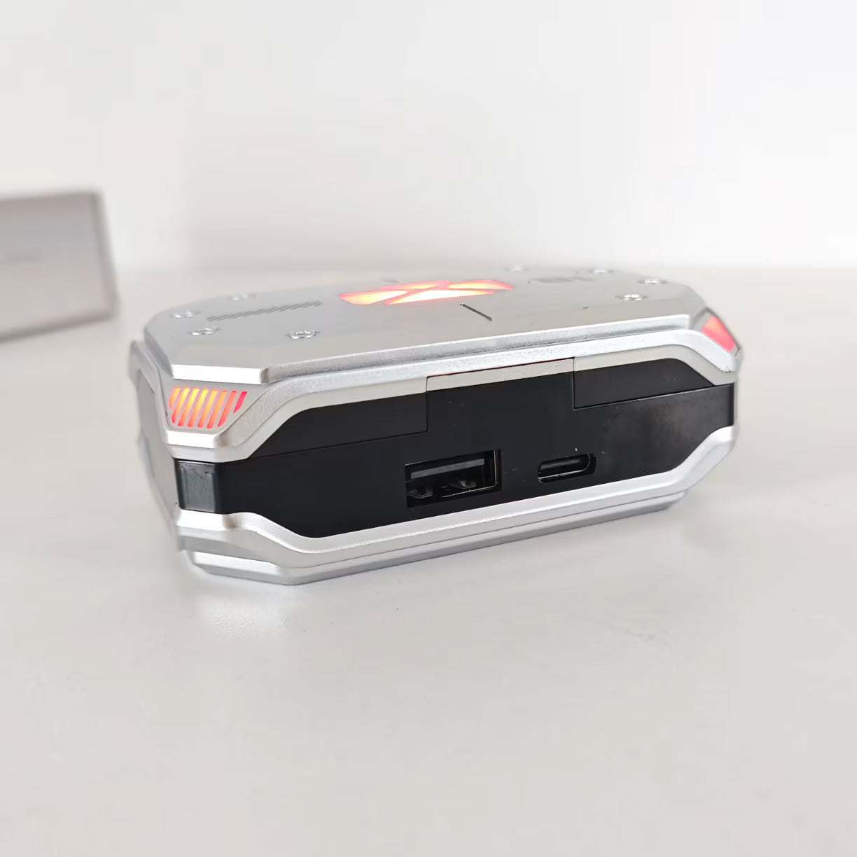 Prikaz Type-C i USB priključaka na kućištu M41 bluetooth slušalica