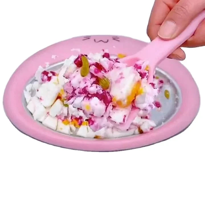 Mesanje domaceg sladoleda spatulom na magicnom tanjiru