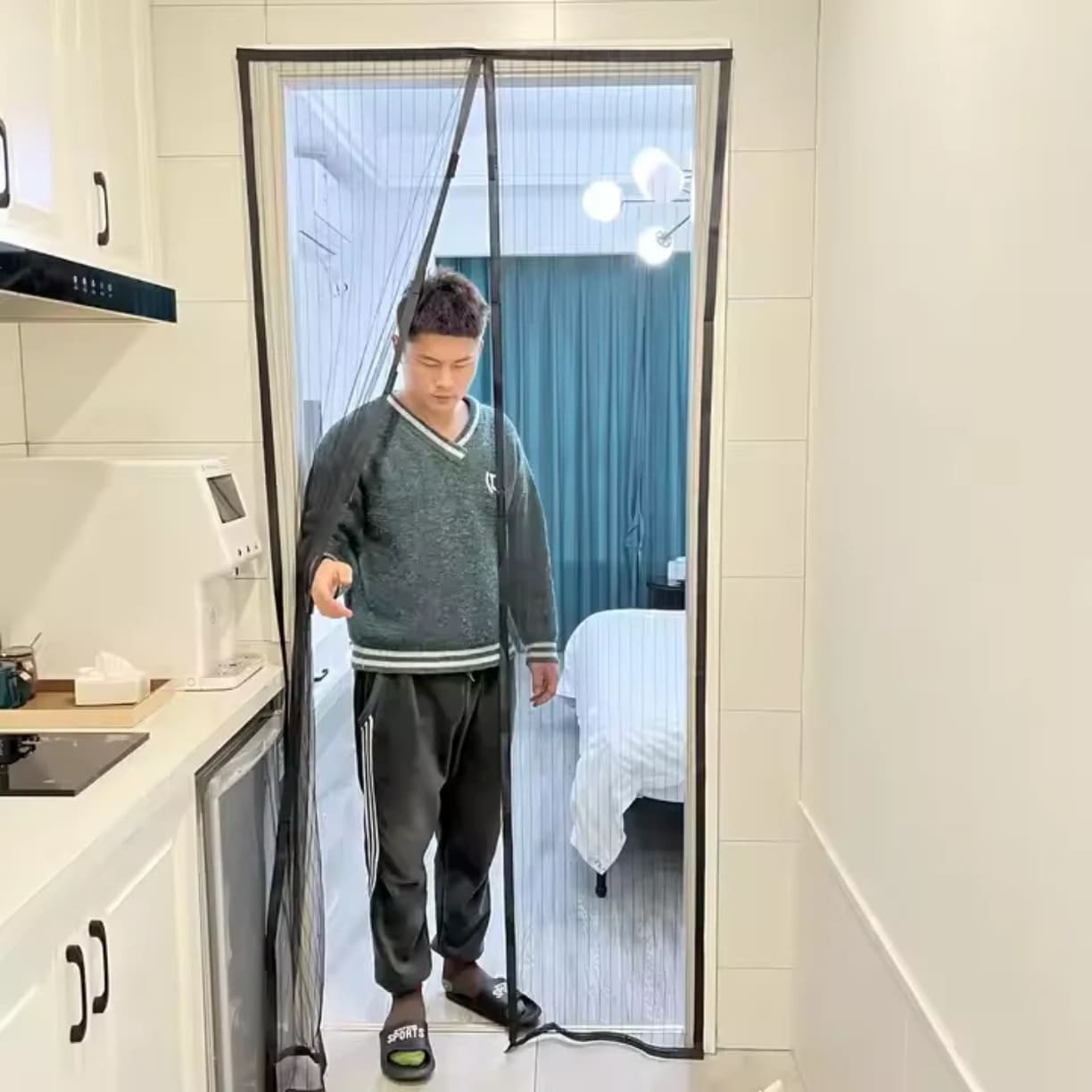 Osoba prolazi kroz magnetnu mrežu koja se automatski zatvara