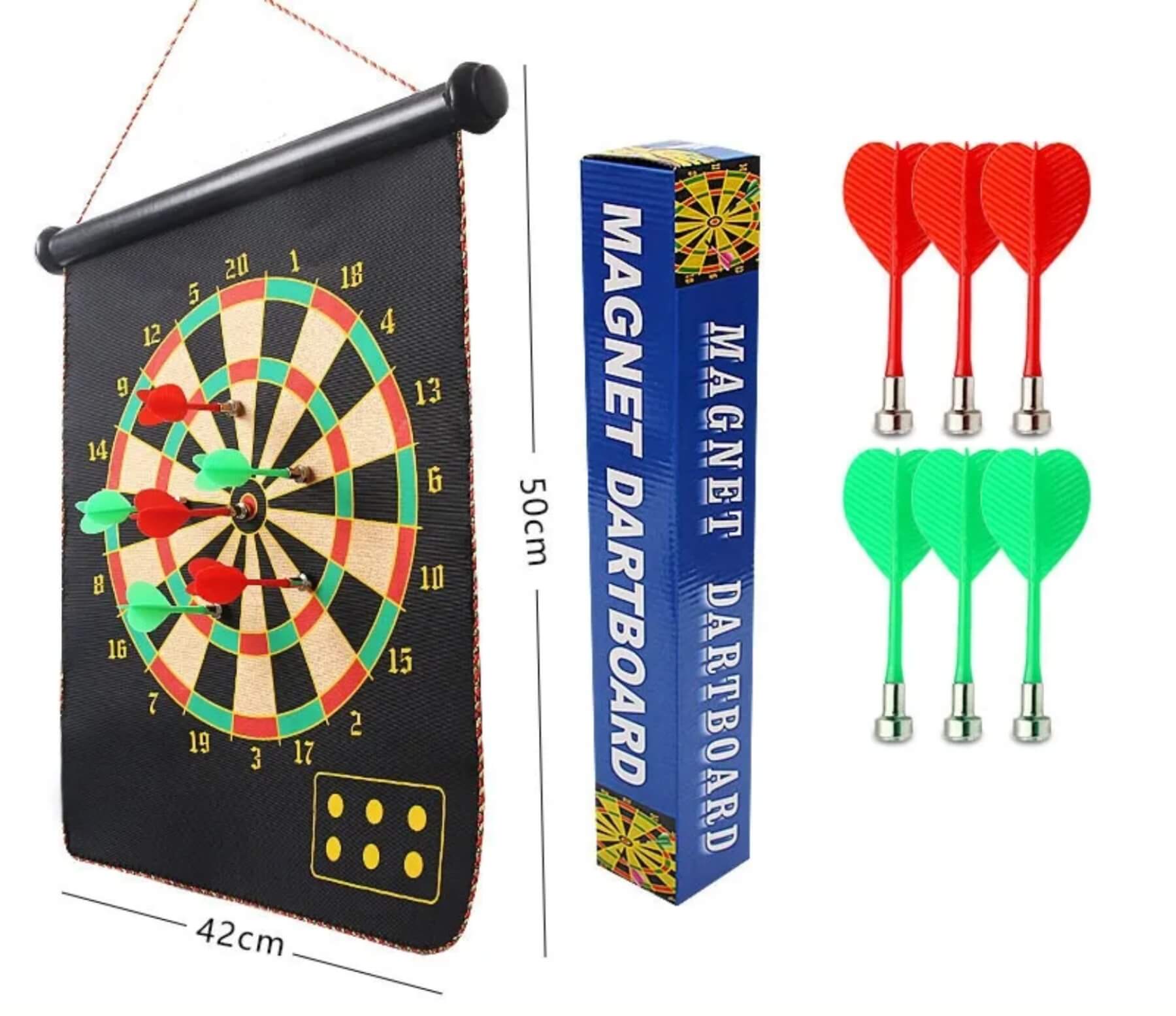 Komplet magnetne darts table sa crvenim, zelenim i plavim magnetnim strelicama.