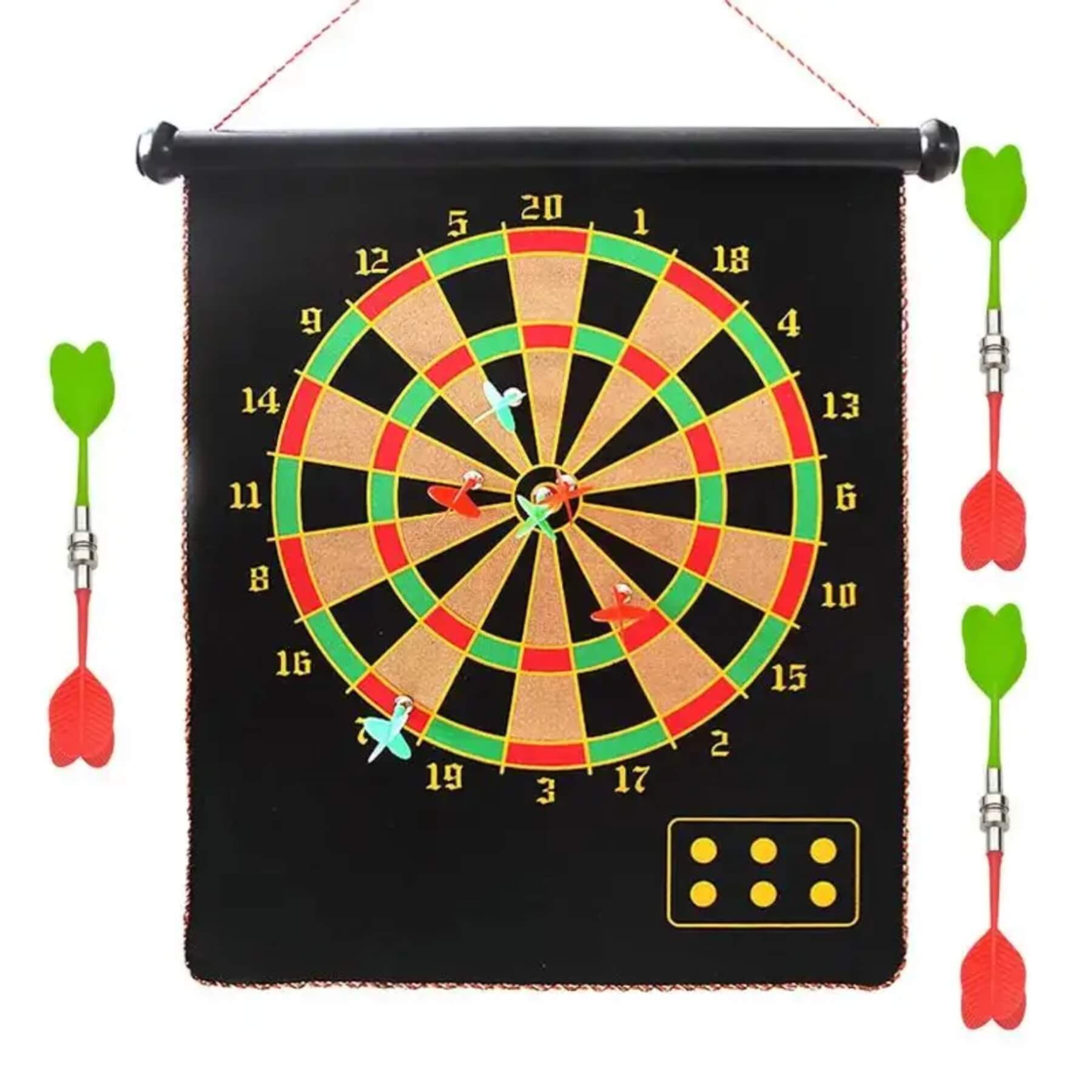 Bezbedna magnetna darts tabla visi na zidu sa magnetnim strelicama spremnim za igru.