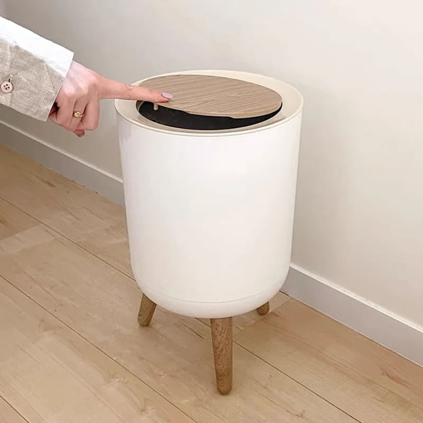 Mala okrugla kanta za otpatke sa zatvorenim poklopcem