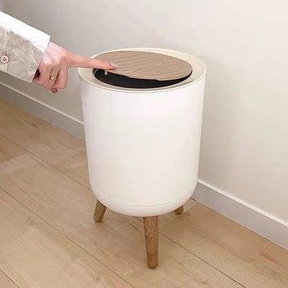 Mala okrugla kanta za otpatke sa zatvorenim poklopcem