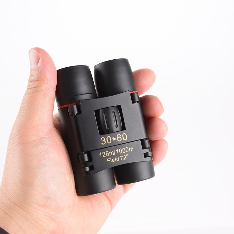 Mali sklopivi dvogled 30x60 u ruci radi prikaza velicine