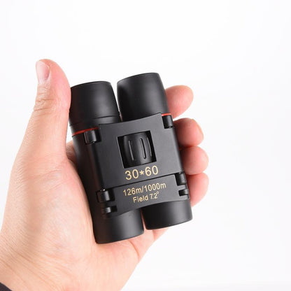 Mali sklopivi dvogled 30x60 u ruci radi prikaza velicine