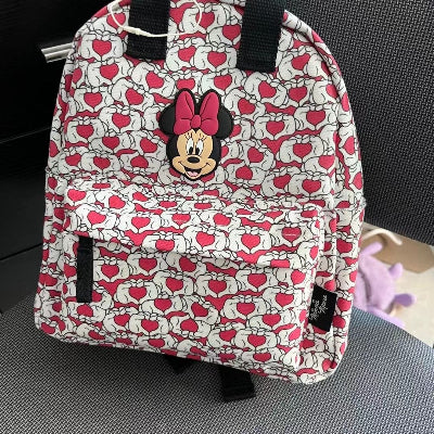 Mali ranac ruksak za devojcice sa crvenim srcima. Idealna torba za izlete vrtic i nosenje licnih stvari.