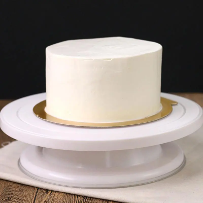 Manji rotacioni stalak za torte, idealan za manje kolace i detaljnu dekoraciju, stabilan i praktican