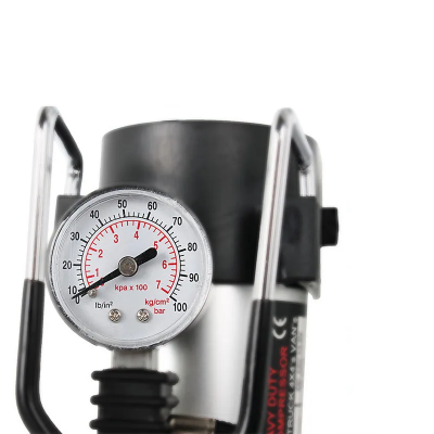 precizni manometar na kompresoru sa jasnom skalom za brzo i tacno merenje pritiska u automobilskim gumama