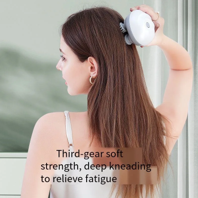 Zena masira skalp za opustanje i smanjenje umora, podstice cirkulaciju i zdraviji rast kose