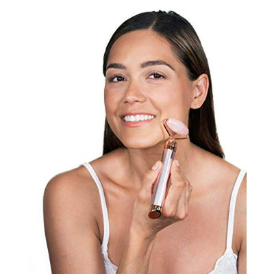 zena koristi flawless masazer za lice protiv bora i podocnjaka na licu