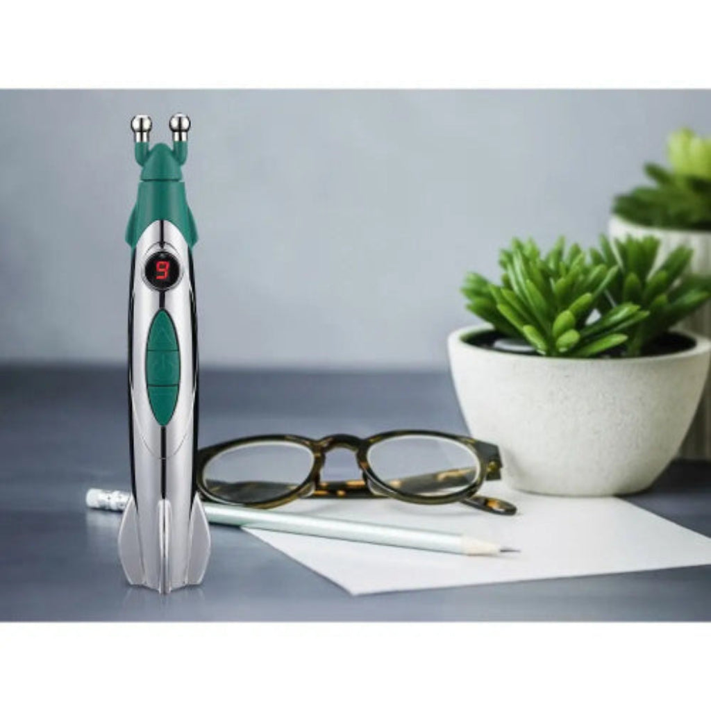 Elektricna masazna olovka Rocket pen na radnom stolu