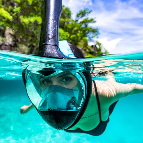 Maska za ronjenje sa disalicom u upotrebi pod vodom tokom snorkelinga na moru