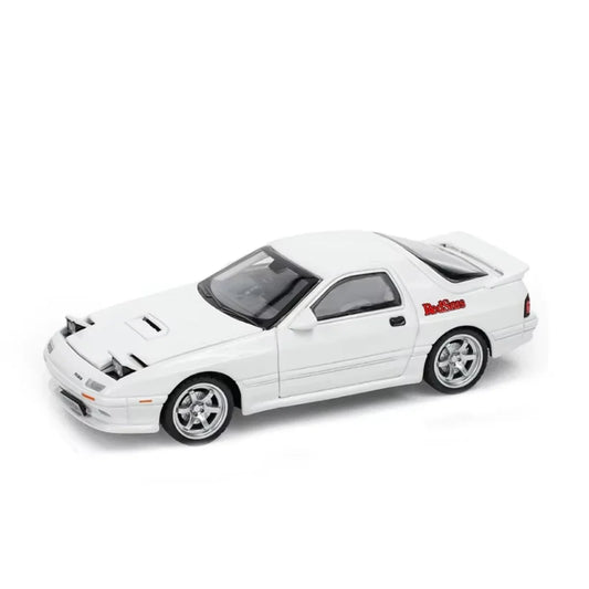 Beli metalni model automobila Mazda RX-7 na beloj pozadini