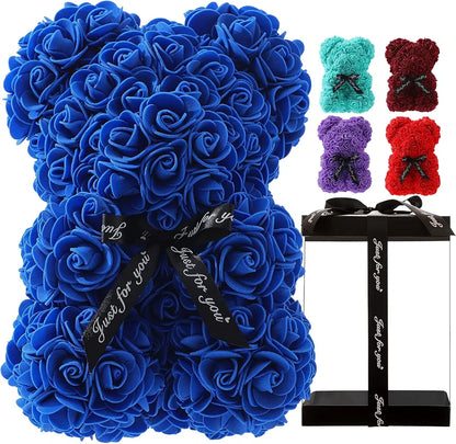 Ručno izrađen plavi medvedić od ruža, 25cm, u prozirnoj kutiji sa crnom mašnom. Savršen poklon za Dan zaljubljenih ili rođendan. Dostupno u Azijashopu."