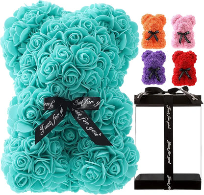 Ručno izrađen tirkizni medvedić od ruža, 25cm, u prozirnoj kutiji sa crnom mašnom. Savršen poklon za Dan zaljubljenih ili rođendan. Dostupno u Azijashopu."