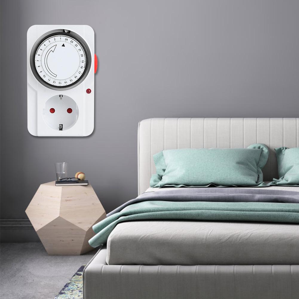 Mehanički tajmer za utičnicu postavljen u spavaćoj sobi za automatsko upravljanje uređajima