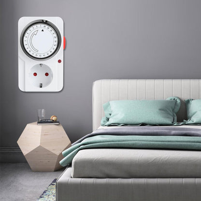 Mehanički tajmer za utičnicu postavljen u spavaćoj sobi za automatsko upravljanje uređajima