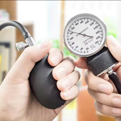 Manometar za merenje pritiska. Precizan instrument za samostalno pracenje zdravlja.