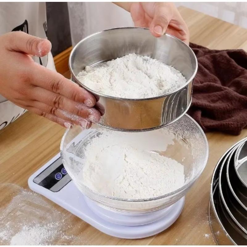 Proces merenja i sejanja brasna u staklenu ciniju na digitalnoj vagi