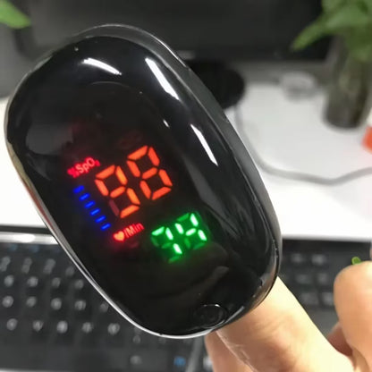 Prikaz digitalnog medicinskog aparata na prstu korisnika koji u realnom vremenu prikazuje procente i otkucaje srca u minuti