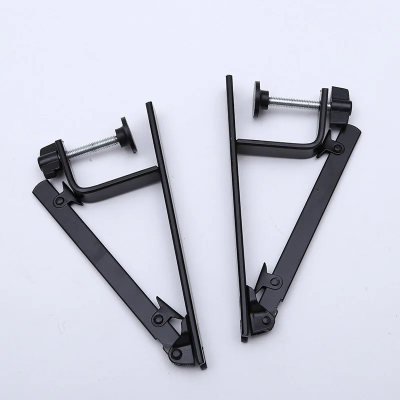 par cvrstih metalnih stega za mrezu sa srafom za fiksiranje koje osiguravaju stabilnost i ne ostecuju plocu stola