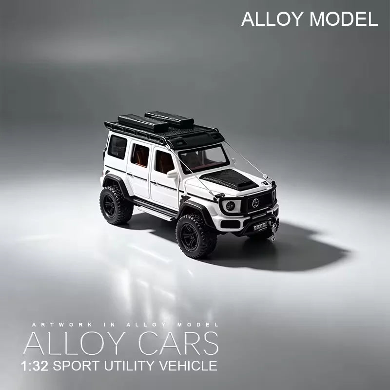 Beli metalni autic G Wagon skale 1 32 na sivoj pozadini