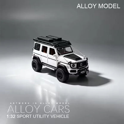 Beli metalni autic G Wagon skale 1 32 na sivoj pozadini
