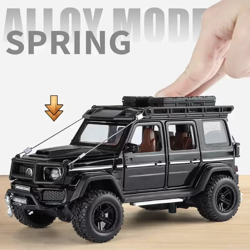Prikaz opruznog vesanja kod crnog metalnog autica G Wagon dok ruka pritiska krov