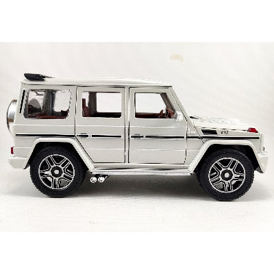 Bocni pogled na metalni model belog automobila G Wagon. Prikaz je realan, sa gumenim gumama, tockovima i prepoznatljivim dizajnom. Savrsen za kolekciju.