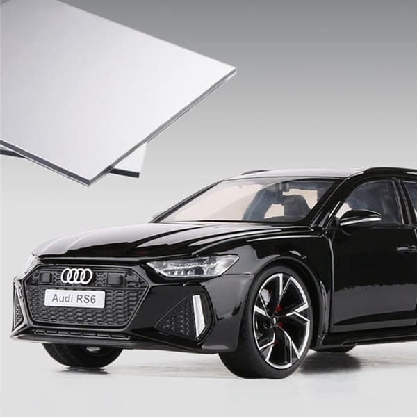 metalni automobil igracka sa detaljno izradjenim prednjim delom i sjajnom povrsinom karoserije