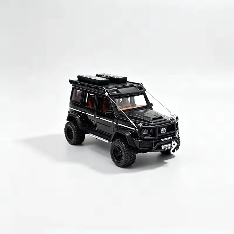 Crni metalni SUV autic G Wagon na jednostavnoj svetloj pozadini