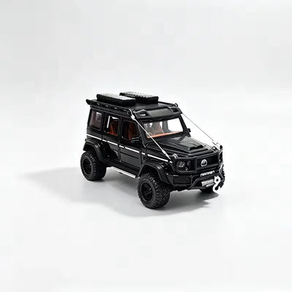 Crni metalni SUV autic G Wagon na jednostavnoj svetloj pozadini