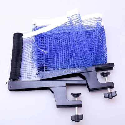 kompletan set metalnih drzaca i plave mrezice za stoni tenis spreman za brzo postavljanje na bilo koji standardni sto