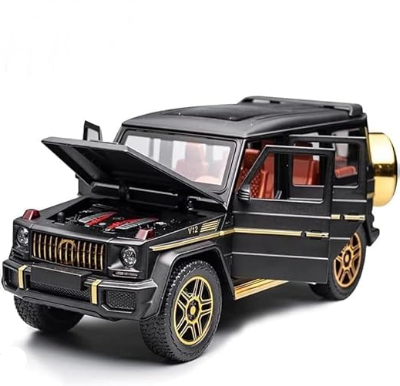 Metalni model auta G Wagon u crnoj boji sa zlatnim detaljima. Prikazuje se sa otvorenom haubom, gde se vidi realno izradjen motor, sto je super dodatak za igru.