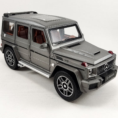 Metalni model auta Mercedes G klasa, sivi. Detaljna izrada, sa pokretnim vratima, haubom i zvukom motora, odlican kao poklon za decu i kolekcionare.