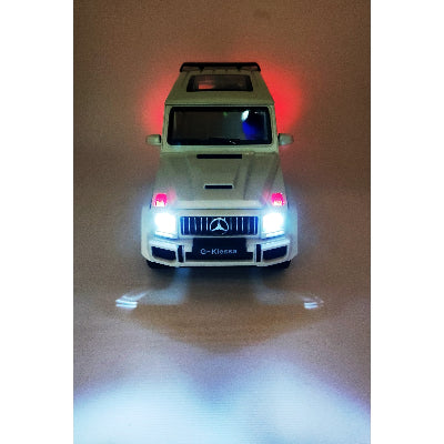 Metalni model automobila G Wagon sa upaljenim prednjim i zadnjim svetlima. Svetleci efekat dodatno doprinosi realnosti igracke, idealno za igru u mraku.