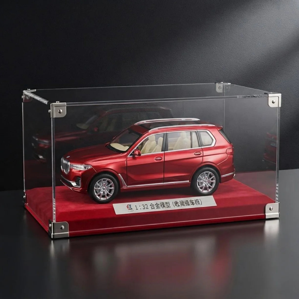 Crveni metalni model BMW X7 razmera 1:32 u prozirnoj vitrini