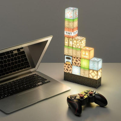 Lampa za gejmere sa kockama iz Minecrafta idealna za radni sto ili nocni ormaric sa automatskim paljenjem.