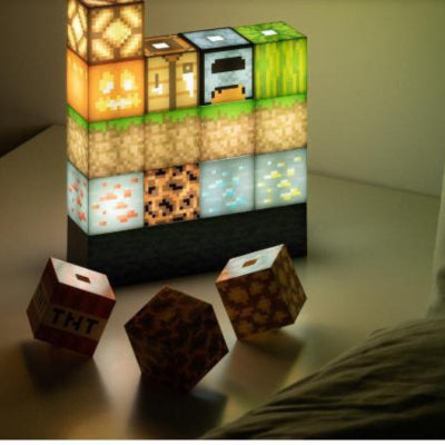 Lampa sa motivima Minecrafta koja se sastoji od svetlecih kocki za dekoraciju sobe ljubitelja video igara.