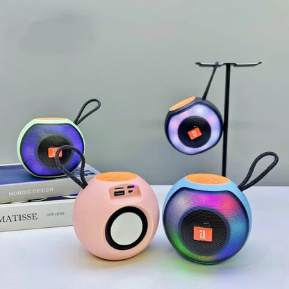 Mini bežični bluetooth zvučnici sa LED osvetljenjem na modernom stolu