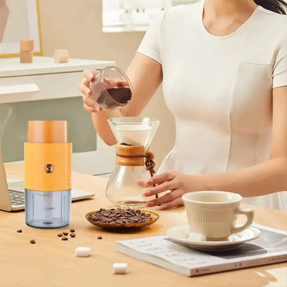 Mini seckalica i blender za mlevenje kafe na stolu