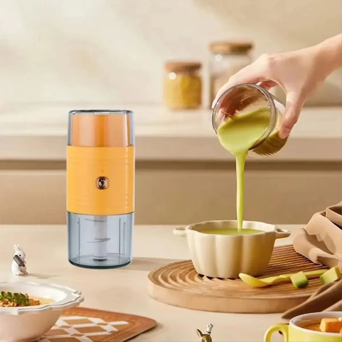Mini blender za pripremu zelenog sosa ili kasice