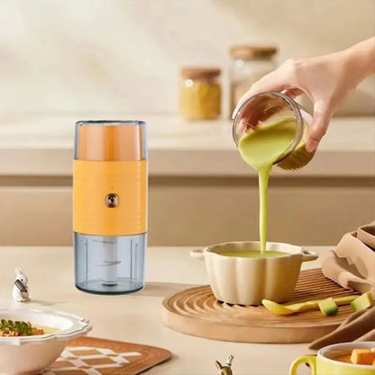 Mini blender za pripremu zelenog sosa ili kasice