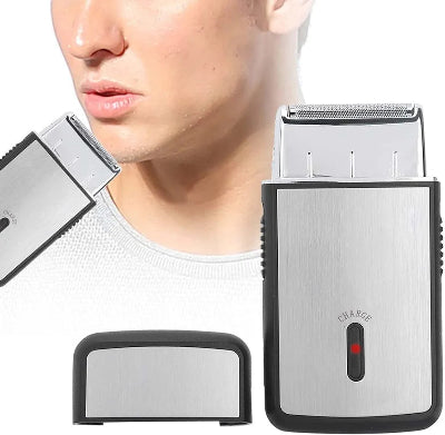 Muskarac koristi mini elektricni brijac prenosivi aparat za brijanje