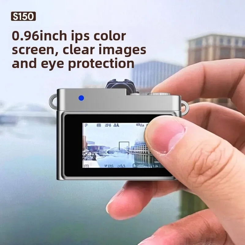 zadnja strana mini fotoaparata sa 0.96 ips ekranom u boji u ruci