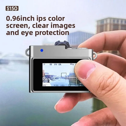 zadnja strana mini fotoaparata sa 0.96 ips ekranom u boji u ruci